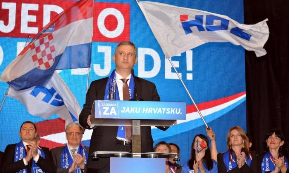 Hrvatske zastave na skupu HDZ-a (2)