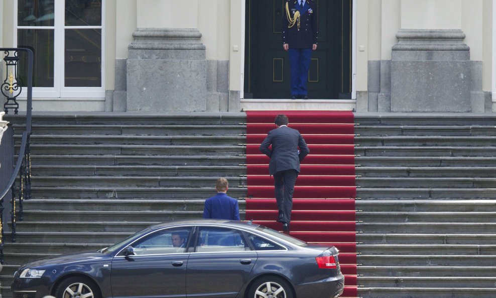 Premijer Mark Rutte donosi kraljici ostavku
