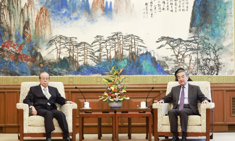 Dan prije Peking je posjetio bivši japanski predsjednik Yasuo Fukuda