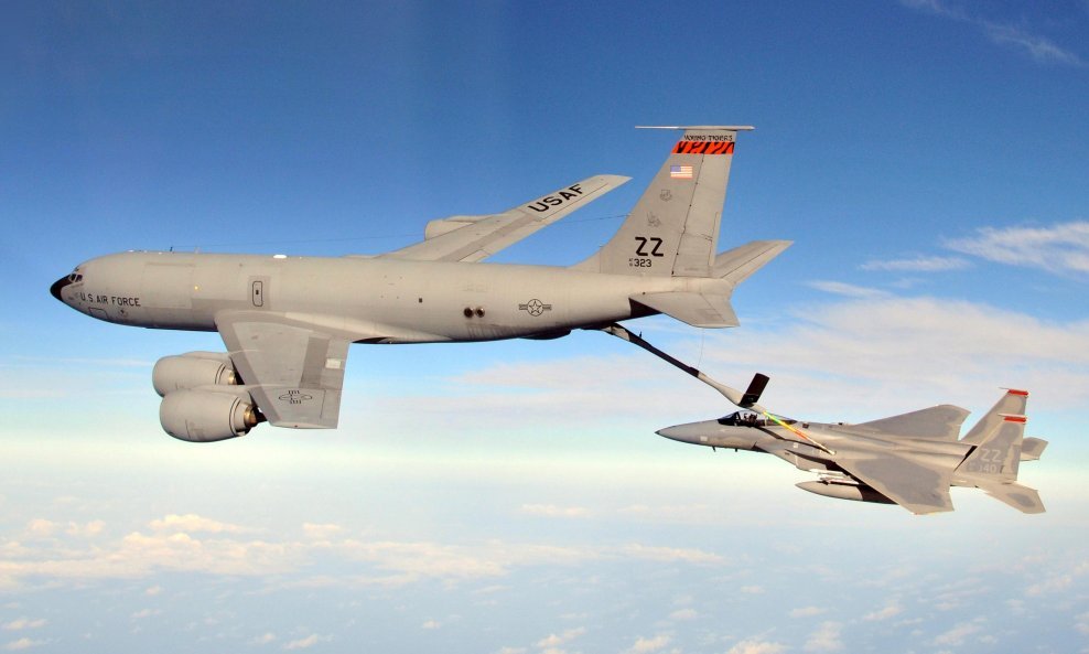 KC-135 nadopunjuje gorivom F-15