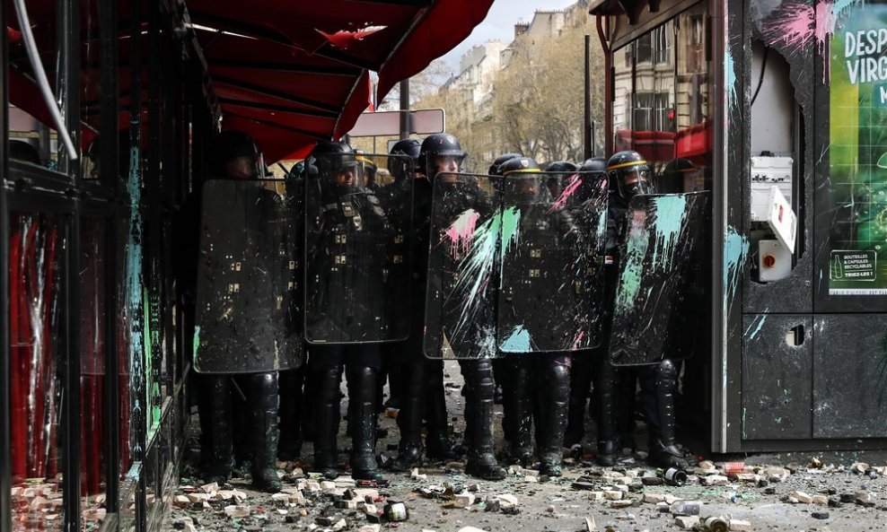 Sukob policije i prosvjednika protiv mirovinske reforme u Parizu ispred restorana La Rotonde