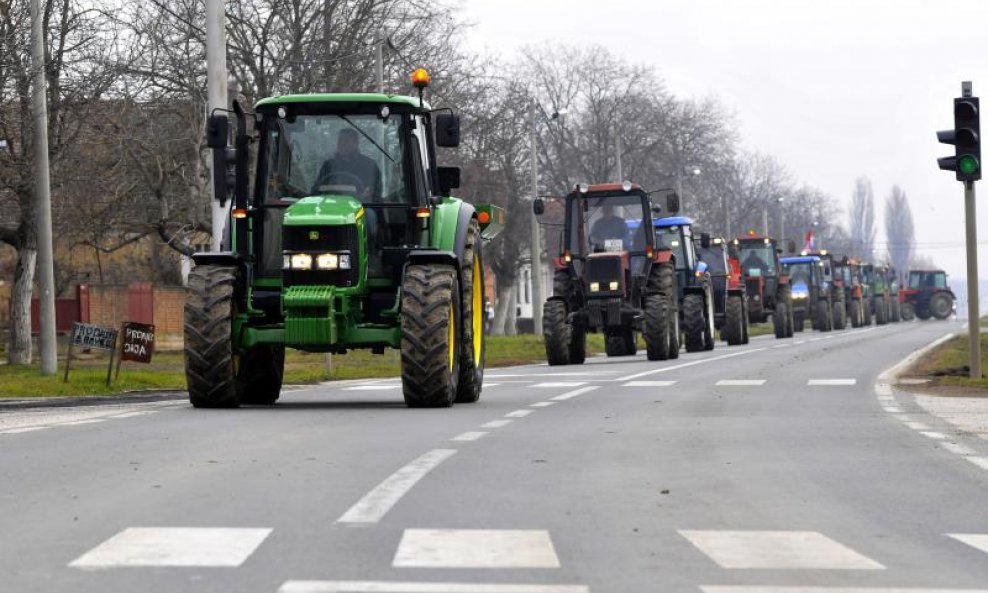 seljački prosvjed traktorska kolona