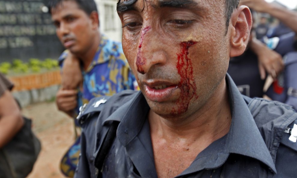 Ozlijeđeni policajac u neredima u Bangladeshu