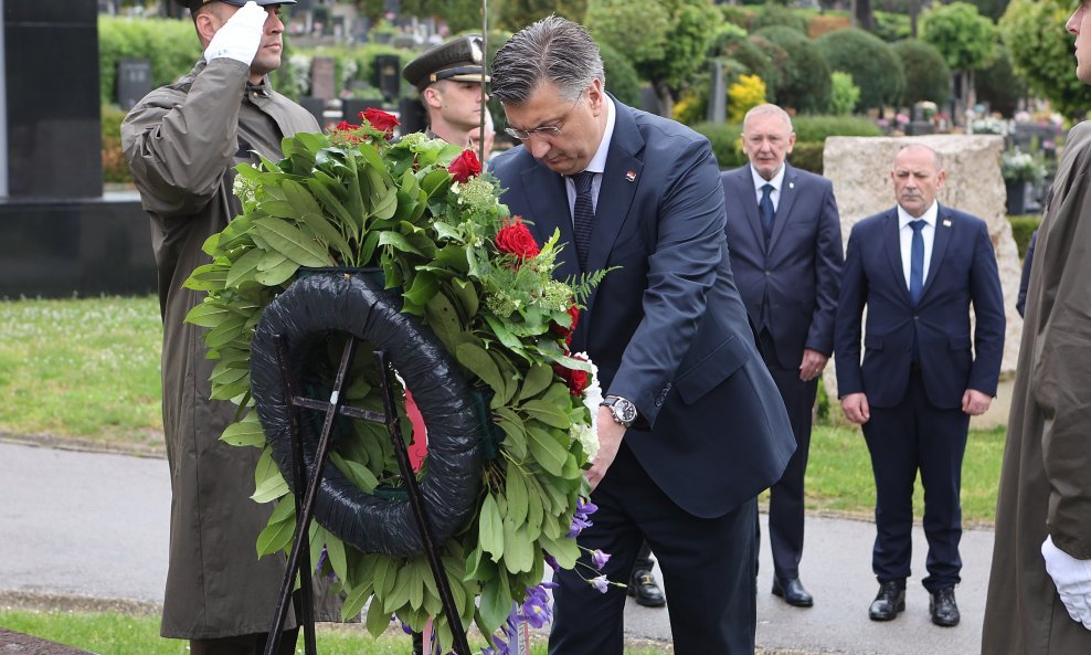 Premijer Plenković položio vijenac na grob Gojka Šuška povodom obljetnice njegove smrti