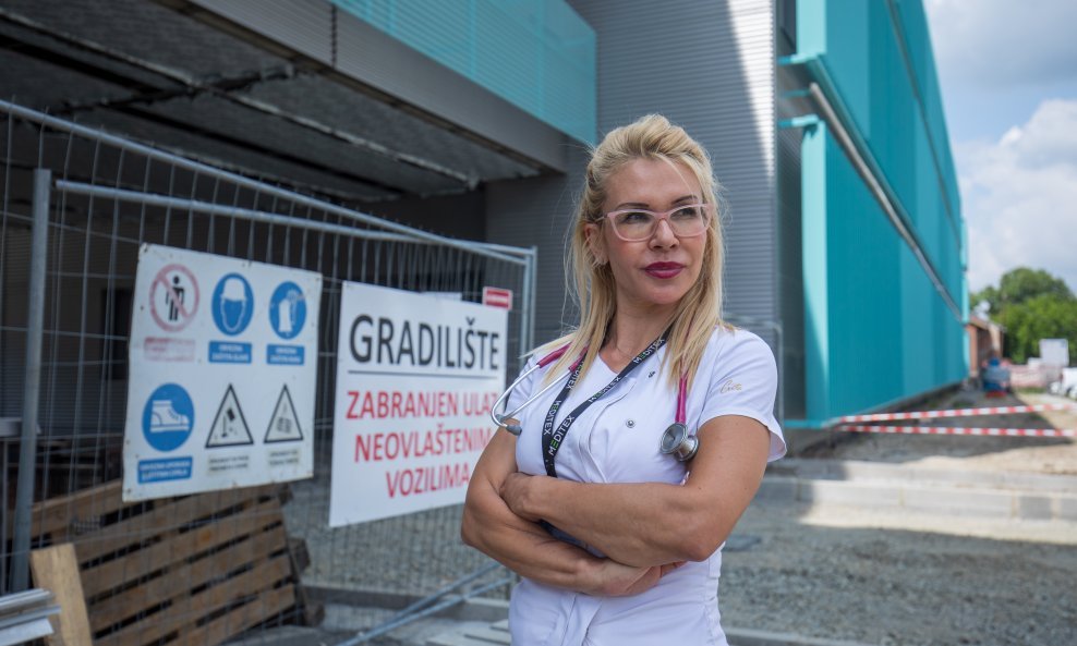 Dr. sc. Vedrana Makarović, pročelnica Objedinjenog hitnog bolničkog prijema KBC-a Osijek, pored ulaza u novu zgradu