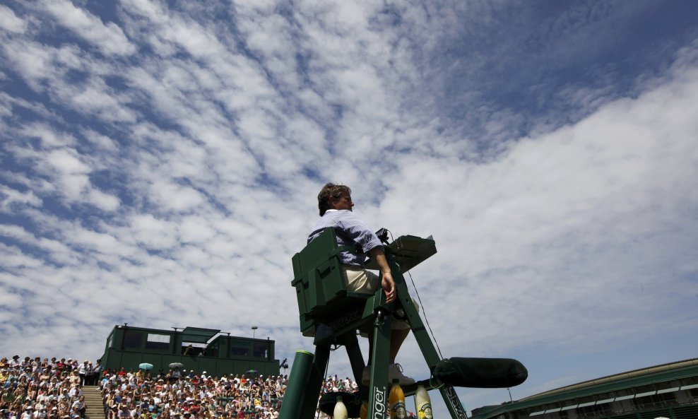 Suđenje na meču između Britanke Laura Robson i Nizozemke Quirine Lemoine na teniskom turniru u Wimbledonu.