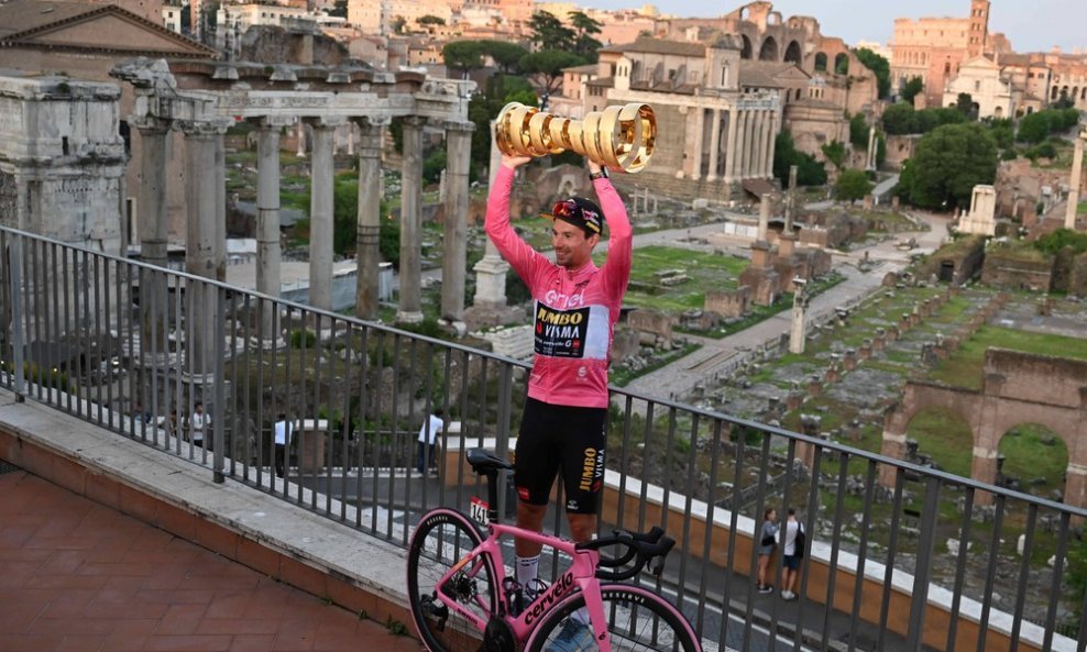 Primož Roglič slavi pobjedu na utrci Giro d'Italia
