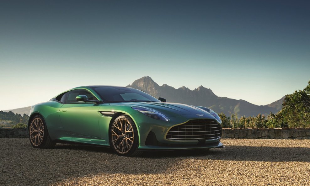 Aston Martin DB12 savršen je izraz snage i moći