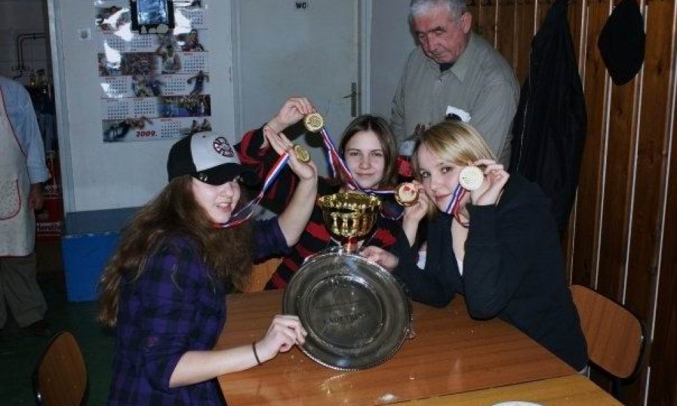 Još četiri sezone juniorke, a već  dvaput prvakinje Dora Miketek. Anamarija Vučković i Sara Šima Matković