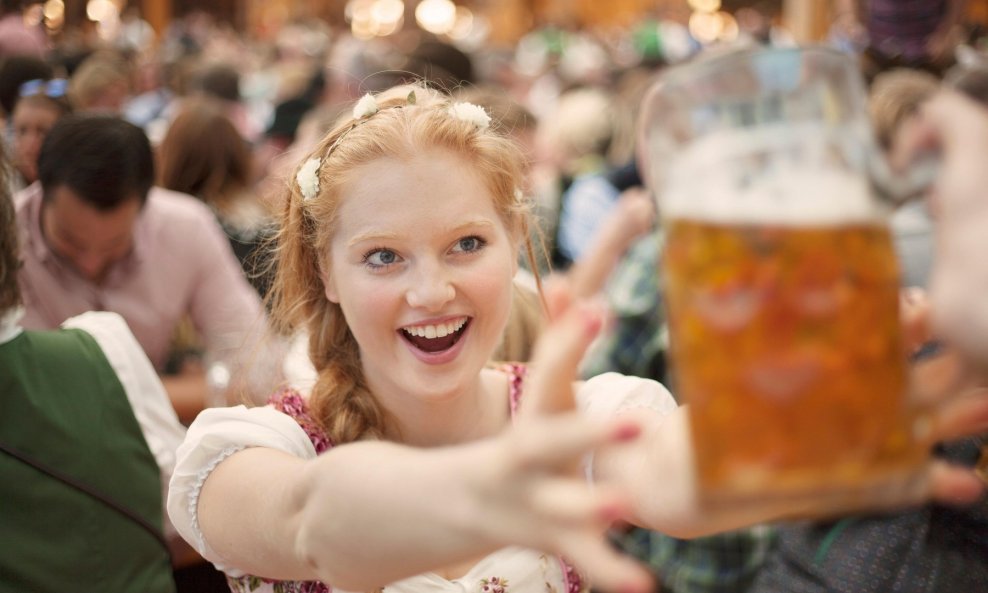 Pivo na Oktoberfestu u Njemačkoj (ilustracija)