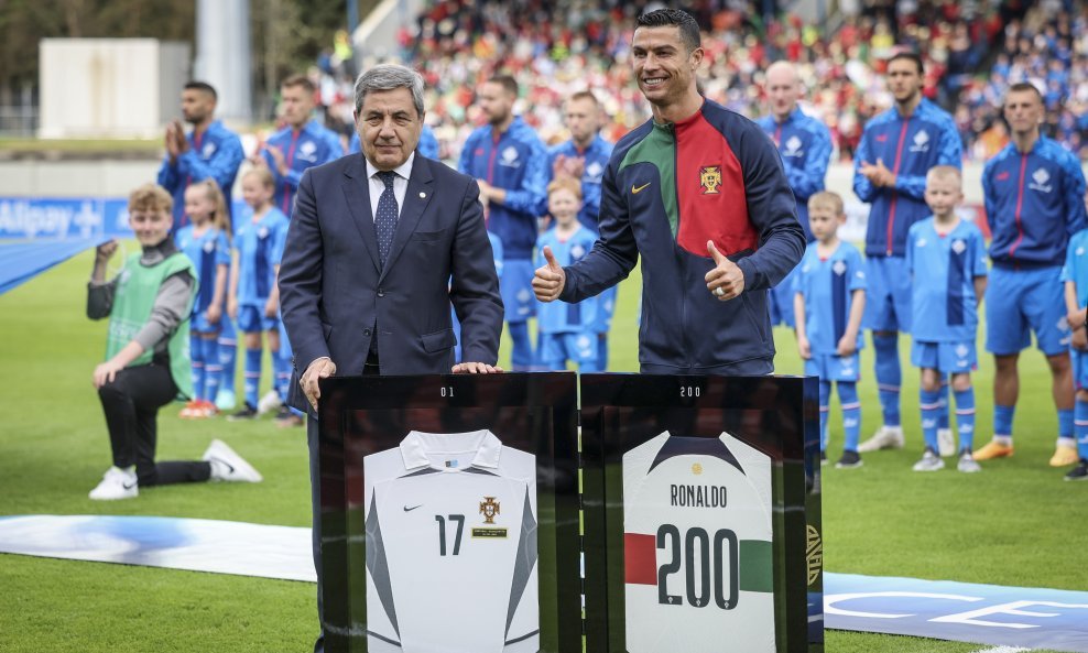Cristiano Ronaldo s prigodnim dresom povodom 200. nastupa