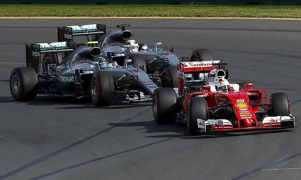 Vettel ispred oba Mercedesa
