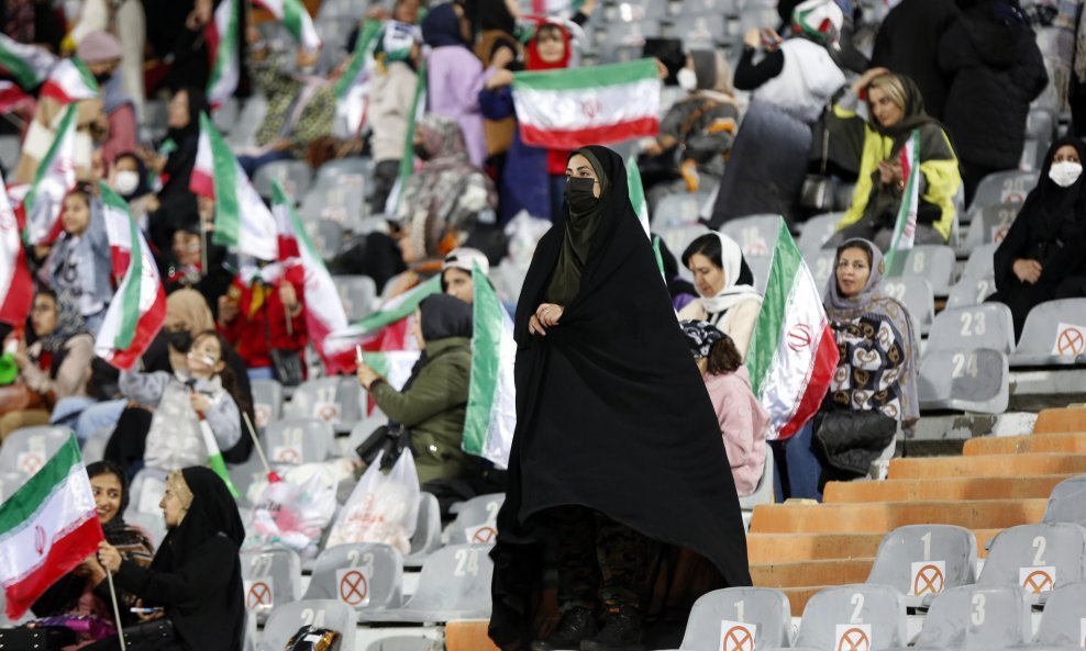 Iranske navijačice na stadionu