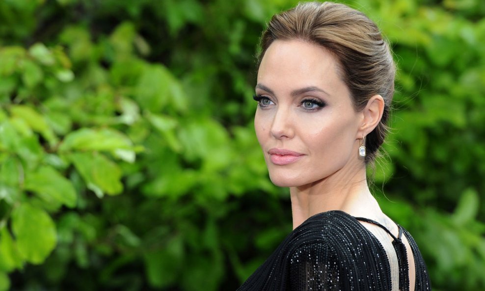 Prekrasna haljina, prekrasna šminka, prekrasna frizura – već dugo nismo vidjeli Angelinu Jolie u punom sjaju