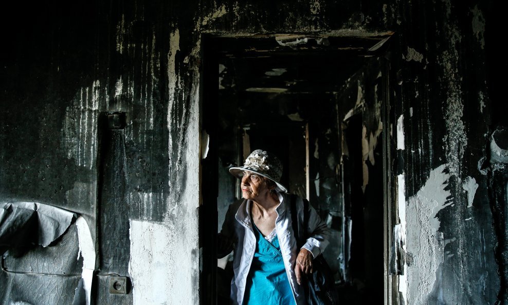 Svitlana (73), čiji je stan uništen, pokazuje stan svojih susjeda u ukrajinskom gradu Vuhledar koji se nalazi na prvoj liniji bojišnice u Doneckoj regiji.