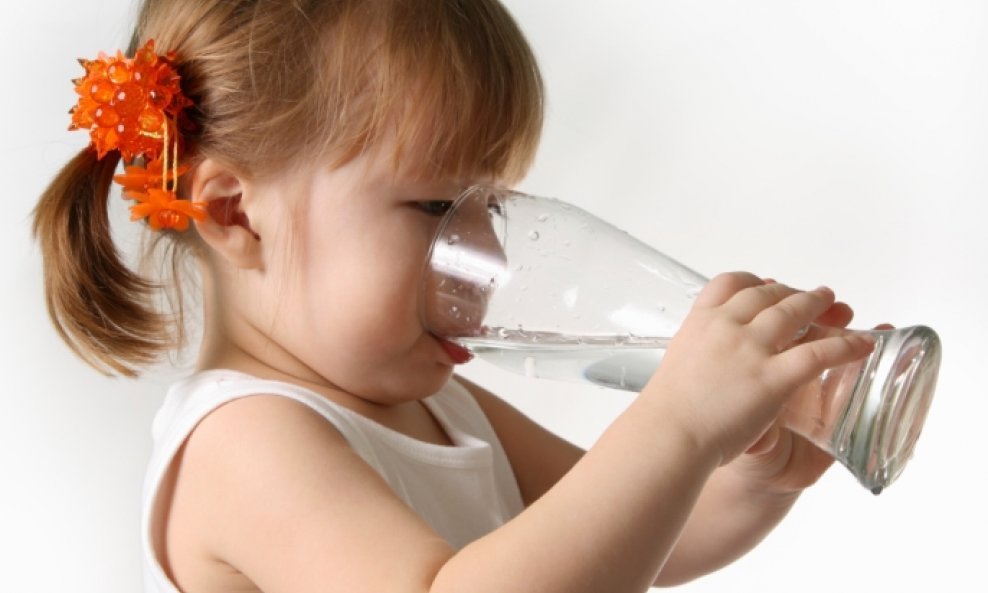 dijete pije vodu