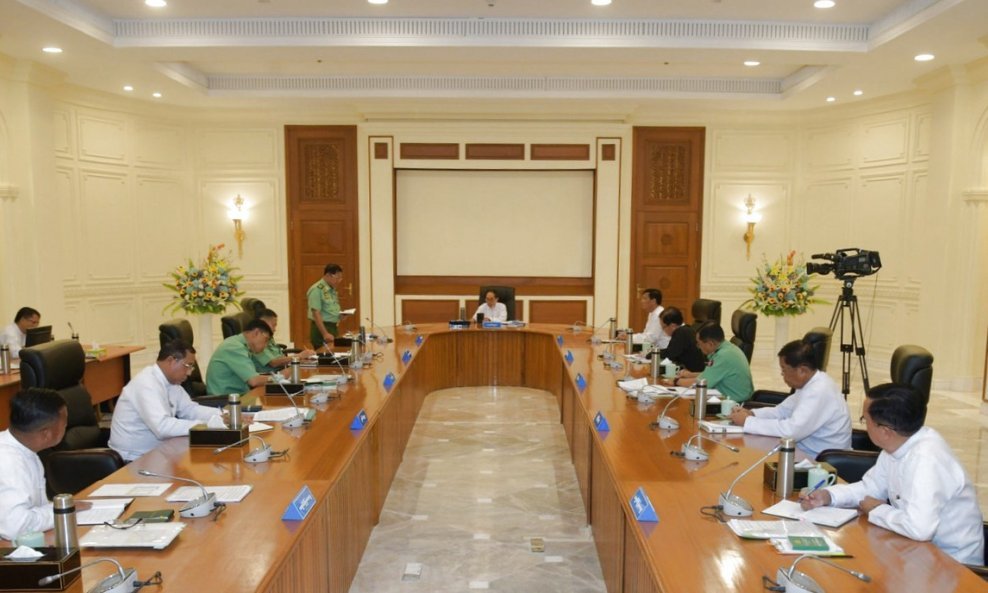 Mjanmarski predsjednik U Myint Swe (sredina)
