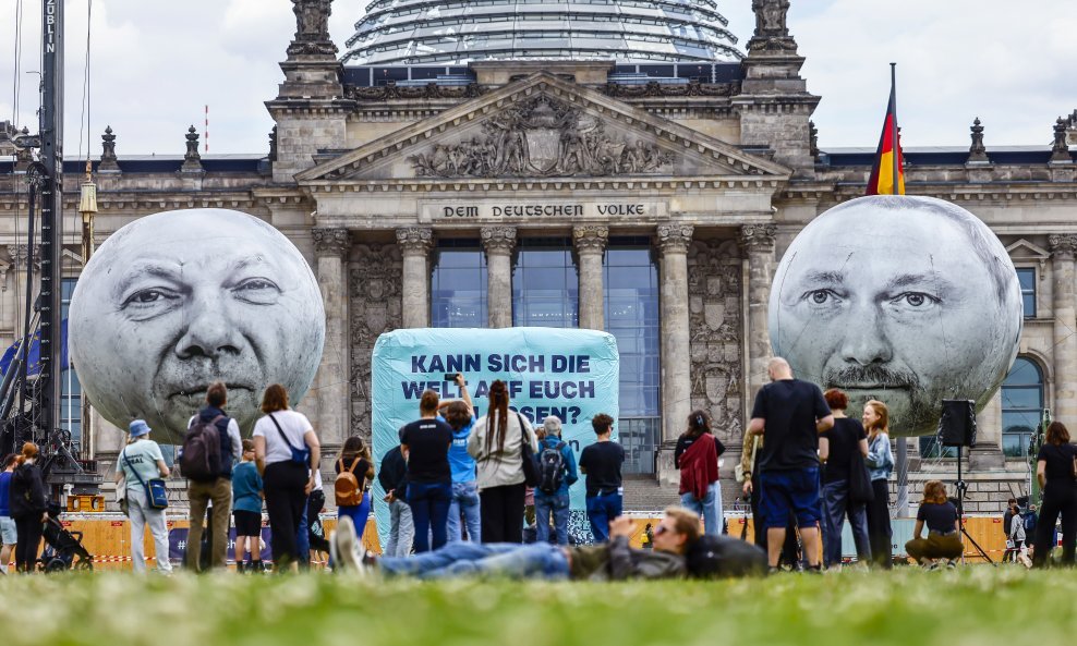 Prosvjed u Berlinu 3. srpnja protiv planiranih njemačkih proračunskih rezova; baloni s licima kancelara Olafa Scholza i ministra financija Christiana Lindnera