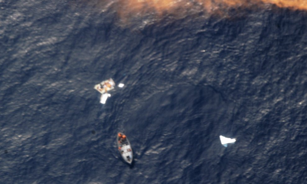 Brazilski vojni brod vadi ostatke 