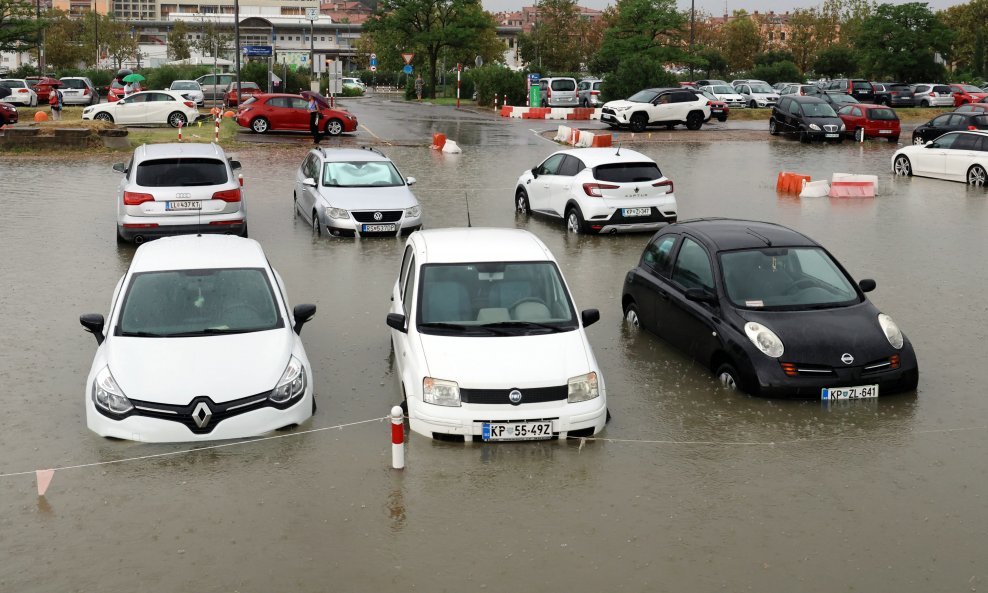 Što učiniti s automobilom stradalom u poplavi? Ovako je to izgledalo u Kopru u kolovozu.