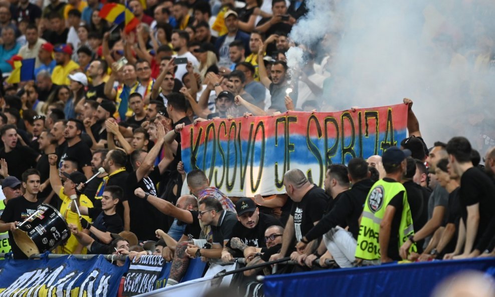 Navijači Rumunjske istaknuli su transparent: Kosovo je Srbija