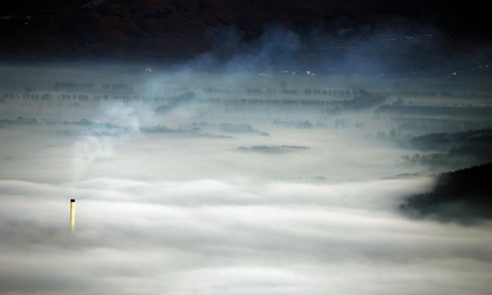 Tvornica  Rockwool u magli