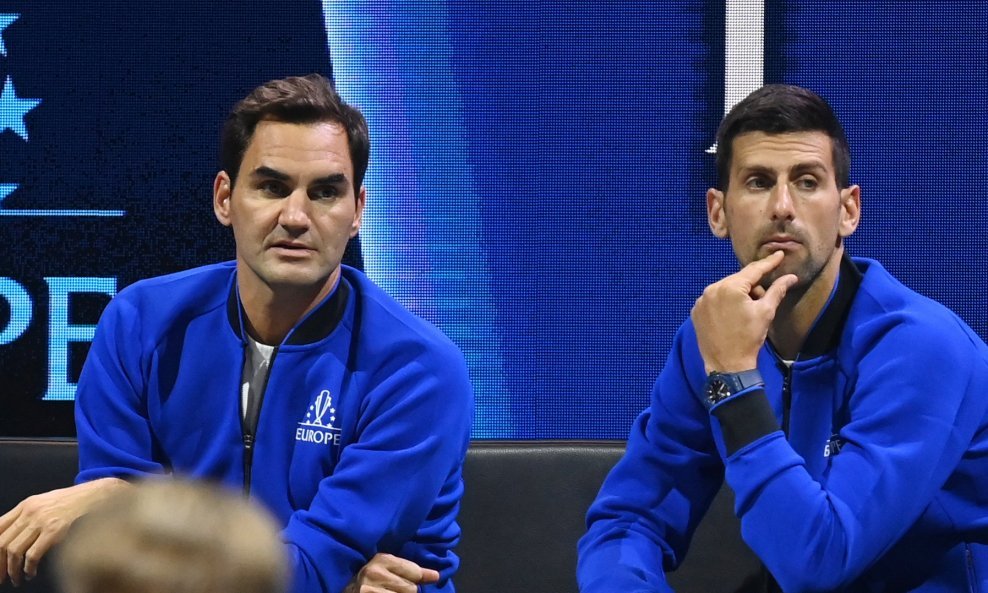 Novak Đoković (desno) i Roger Federer