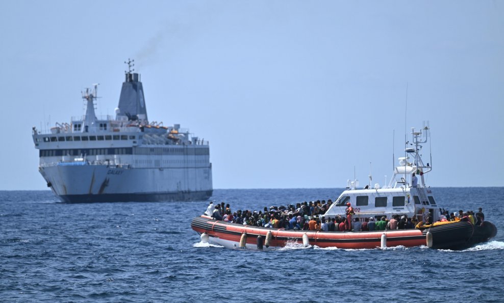 Ilustracija/Prebacivanje migranata s Lampeduse na Porto Empedocle