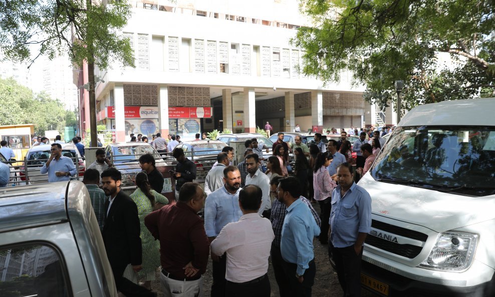 Snažno podrhtavanje se osjetilo i u New Delhiju, Indiji, gdje su ljudi izišli iz ureda na ulicu