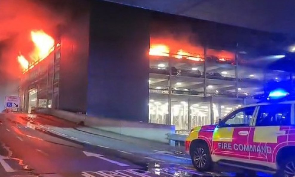 Požar na parkiralištu aerodroma Luton
