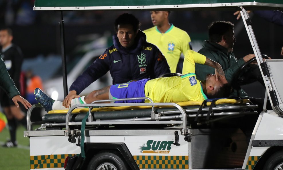 Neymar je na vozilu iznesen s travnjaka