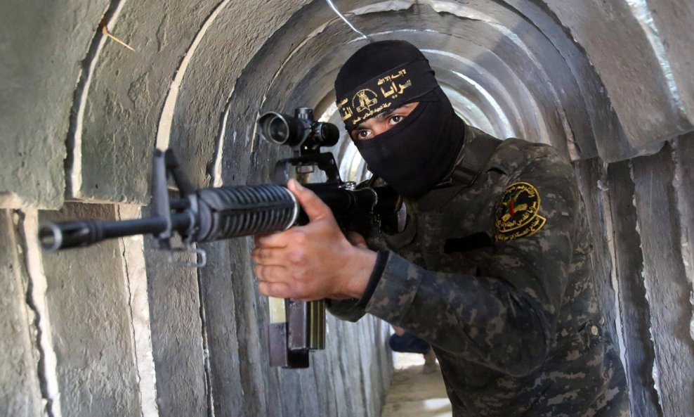 Hamasov borac u tunelu ispod Pojasa Gaze