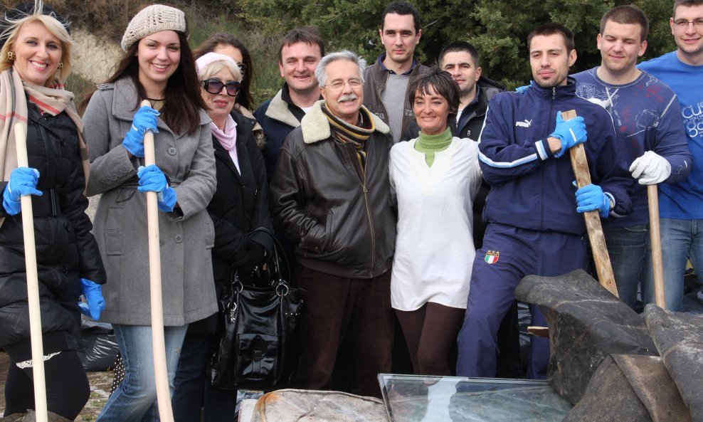 Mladež HDZ-a u akciji čišćenja okoliša u Splitu