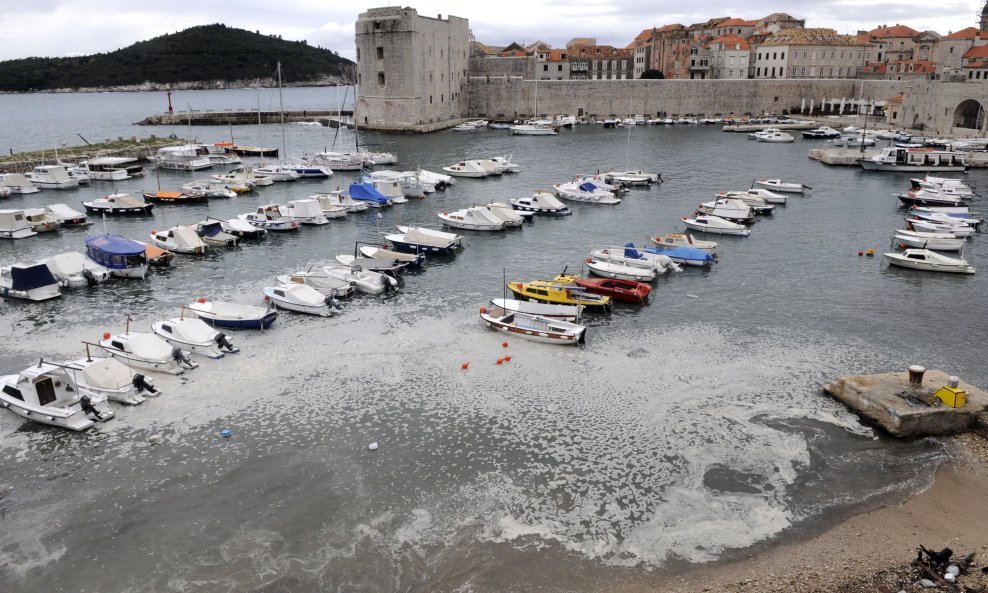 Dubrovnik brod prljavština