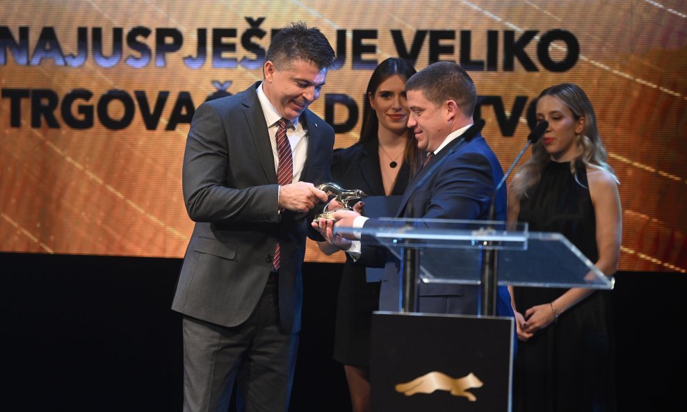 Predsjednik Uprave Tankerske plovidbe Mario Pavić prima nagradu