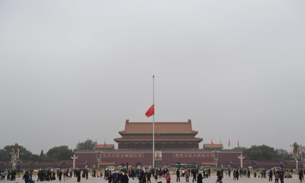 Zastave na pola koplja na Trgu Tiananmen u Pekingu, Kina