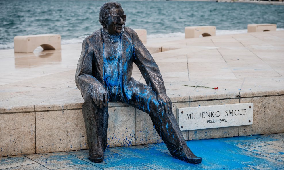Plavom bojom zaliven spomenik Miljenku Smoji