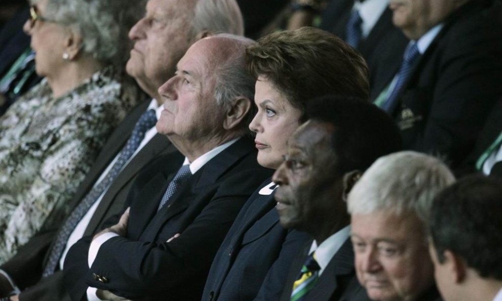 Sepp Blatter (3 L), Joao Havelange (2 L), Brazilska predsjednica Dilma Rousseff (C), Pele,