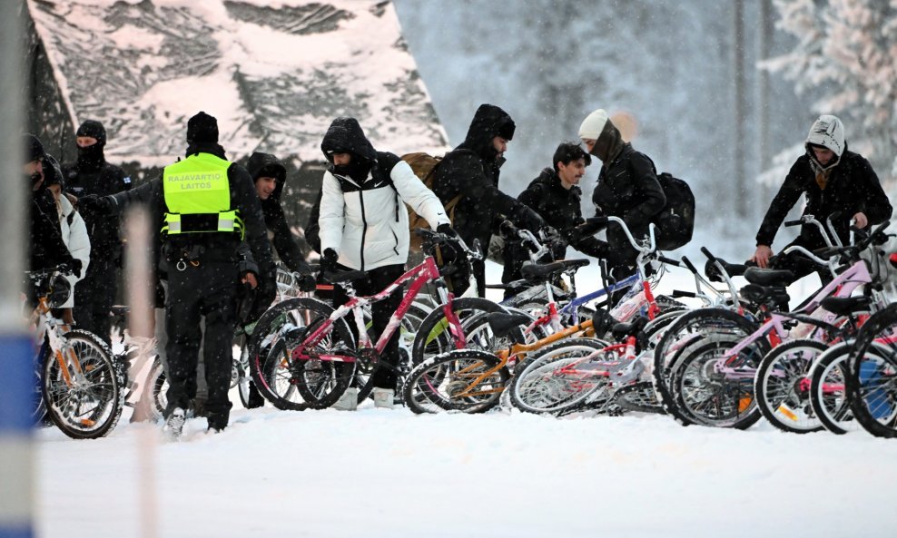 Migranti na finsku granicu iz Rusije stigli su biciklima