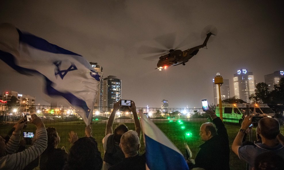 Helikopter izraelske vojske, koji prevozi nedavno oslobođene izraelske taoce u bolnice, polijeće ispred dječjeg medicinskog centra Schneider u Petah Tikvi, na periferiji Tel Aviva.