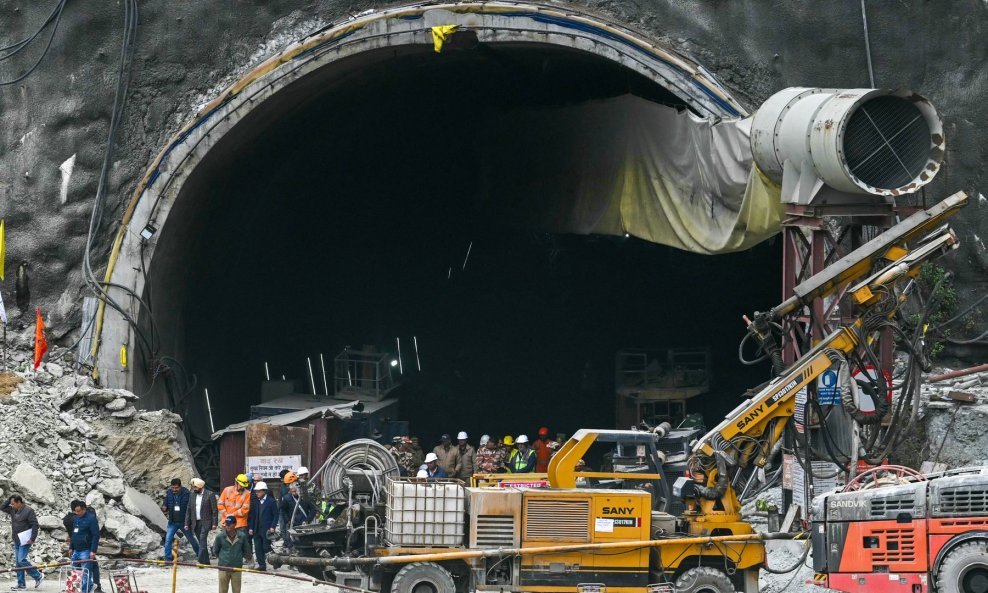 Tunel u indijskom dijelu Himalaja u kojem su zapeli građevinski radnici