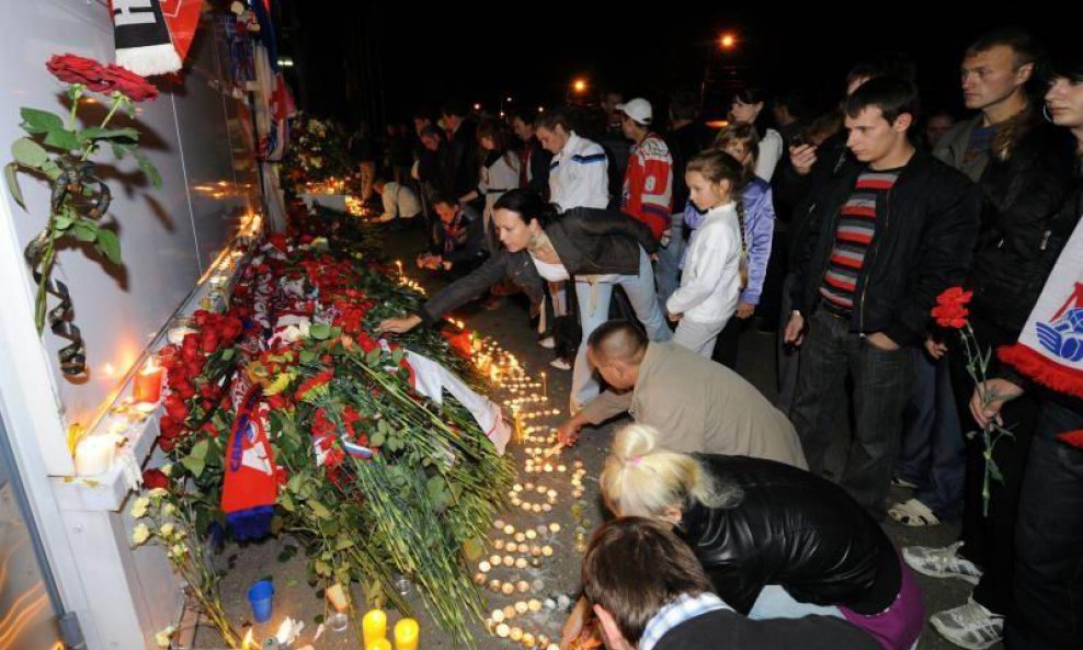Svijeće i cvijeće za poginule hokejaše Lokomotiva