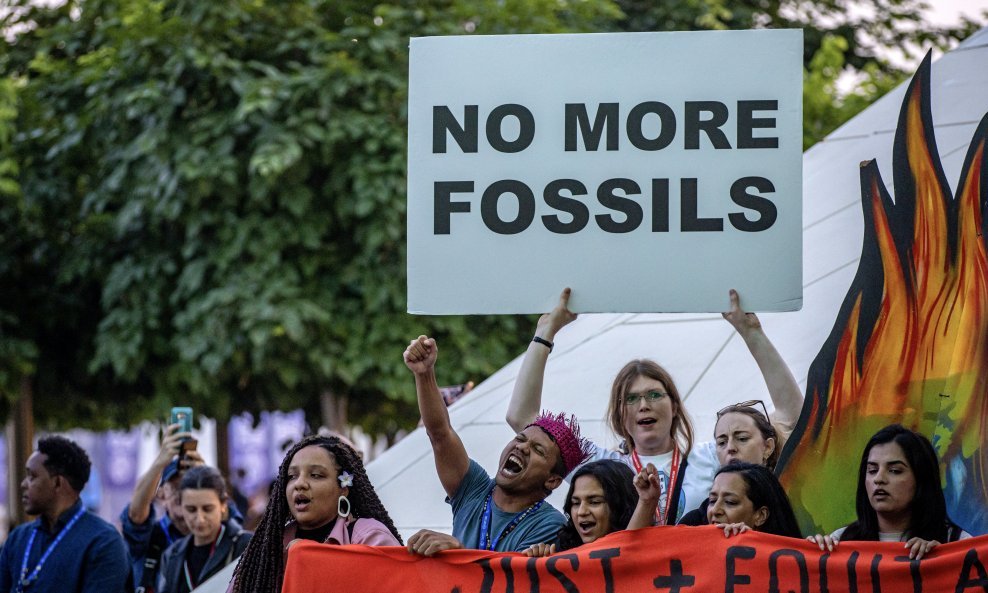 Klimatski aktivisti protestiraju u Dubaiju