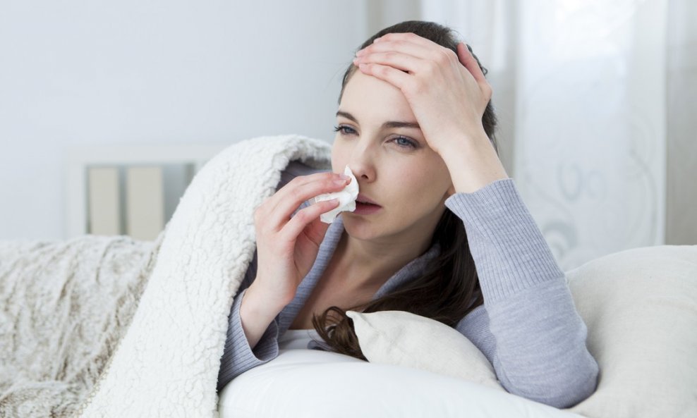 Curenje iz nosa čest je simptom zaraze virusom