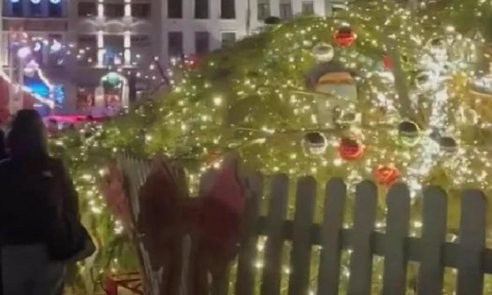 Božićno drvce palo na troje ljudi u belgijanskom gradu Oudenaardeu