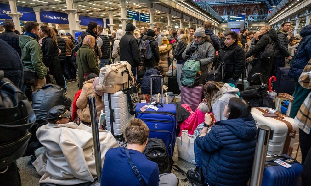 Tisuće putnika ostalo je zaglavljeno zbog problema s tunelom kod Londona
