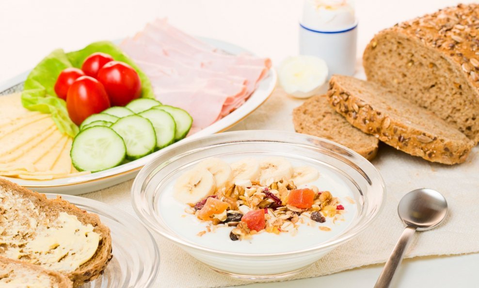 Mnoge namirnice koje konzumiramo za doručak, poput jaja, grčkog jogurta i zelenog čaja, pomažu i u mršavljenju