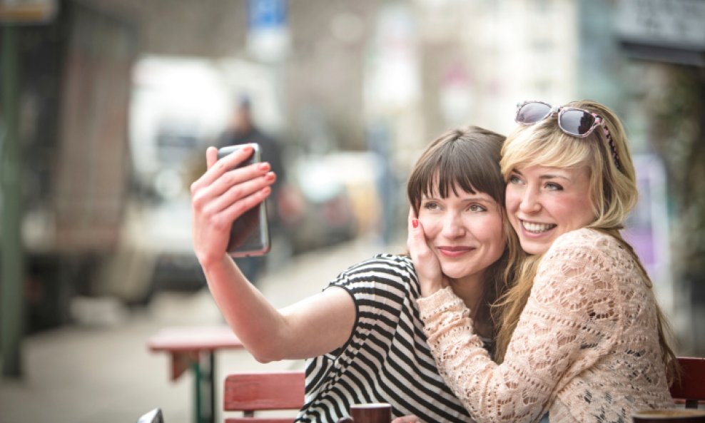 fotografiranje selfie djevojke žene mobitel