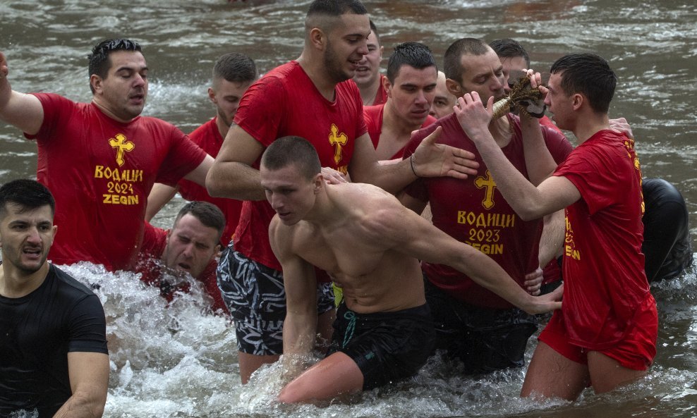 Plivanje za Časni križ u Skoplju