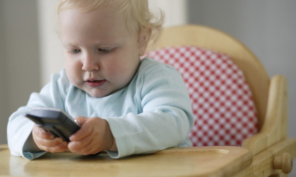 beba dijete pametni telefon smartphone